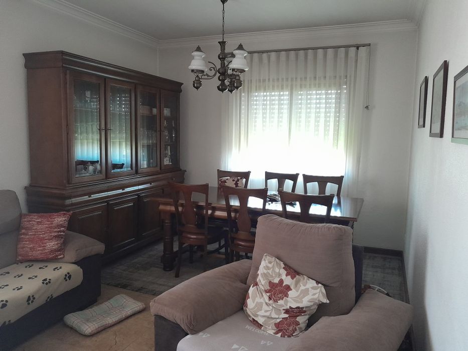 Mesa de jantar em castanho 2x1m em ótimo estado - inclui 6 cadeiras