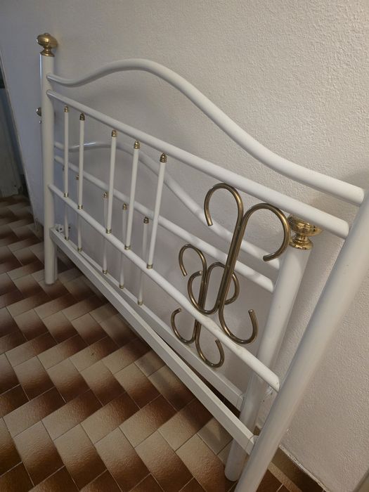 Cama de casal em ferro com estrado