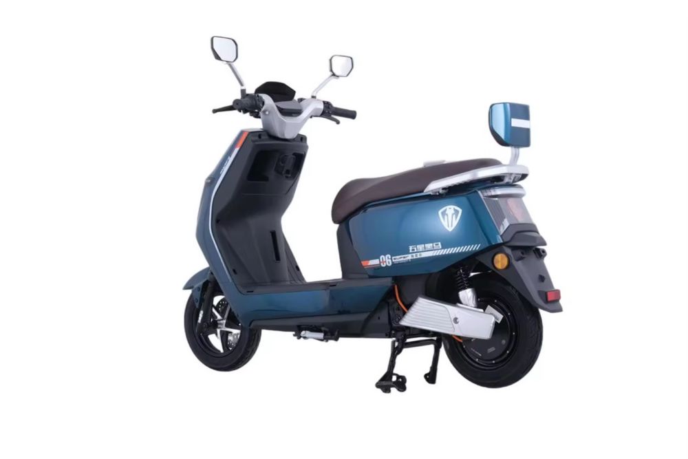 Scooter elétrica nova, pronta a circular!