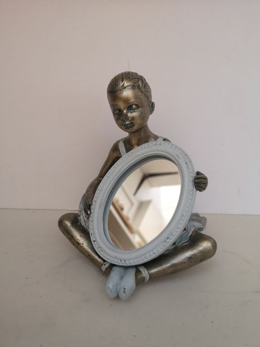 Figurka siedzącej baletnicy z lusterkiem