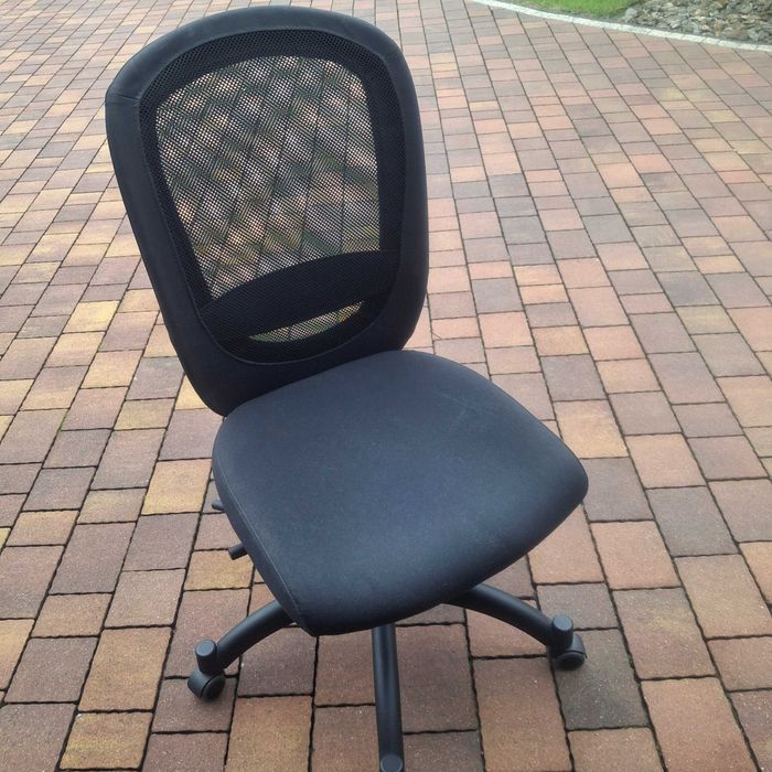 Półka z książkami i fotel biurowy