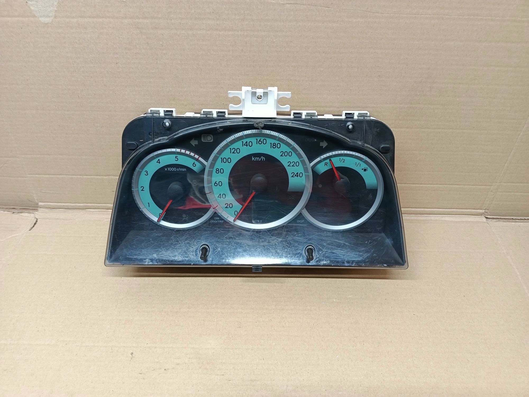 Licznik zegary 2.2 D-CAT 177KM Toyota Corolla Verso II
