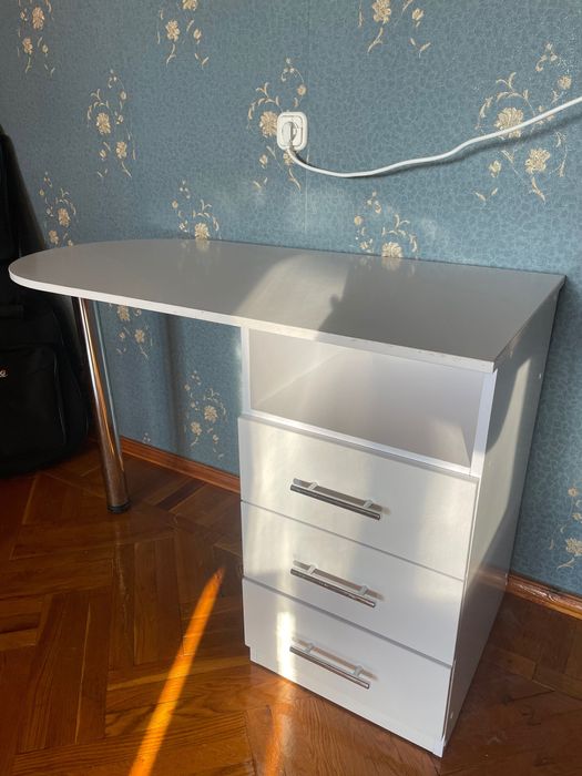 Манікюрний стіл.