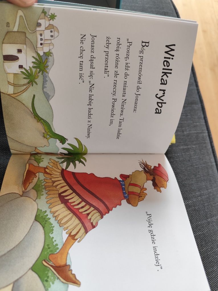 Biblia i modlitwy małego dziecka