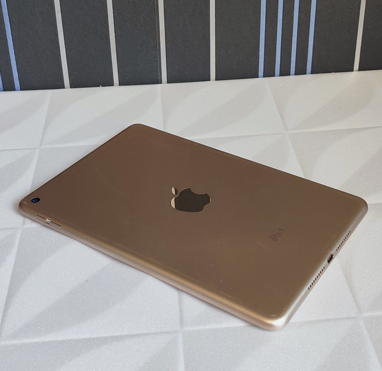 Планшет Apple iPad Mini 4 128 ГБ