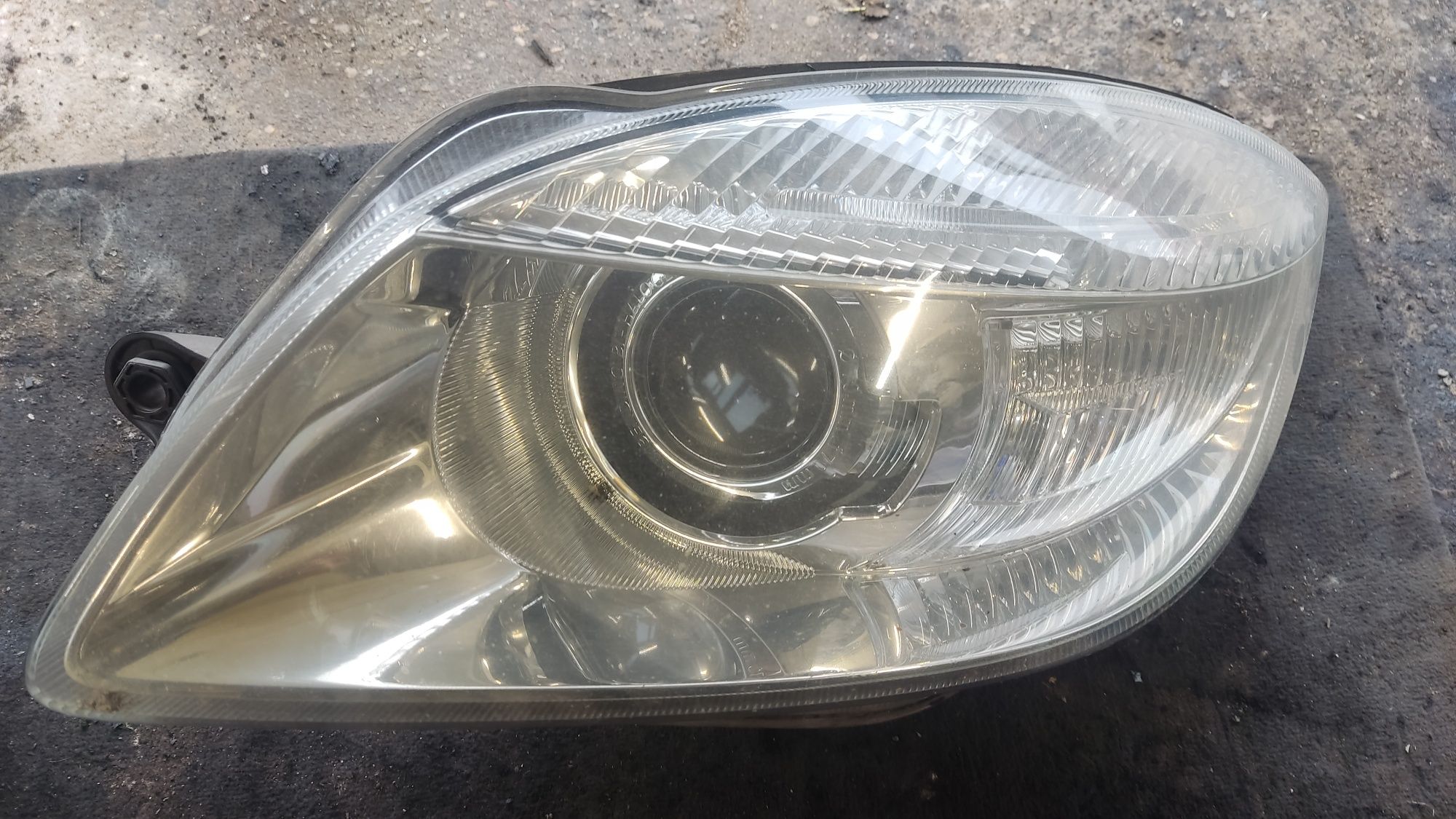 Lampa przód przednia lewa Skoda Fabia II lift soczewka skrętna