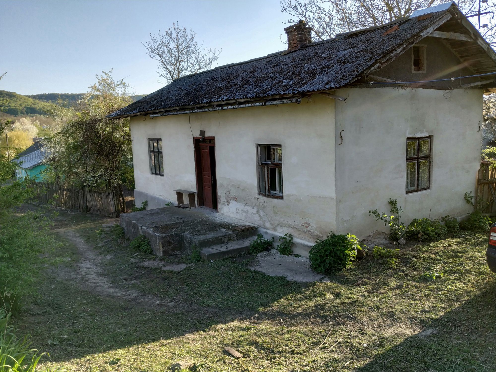 Велика земельна ділянка будинок сад