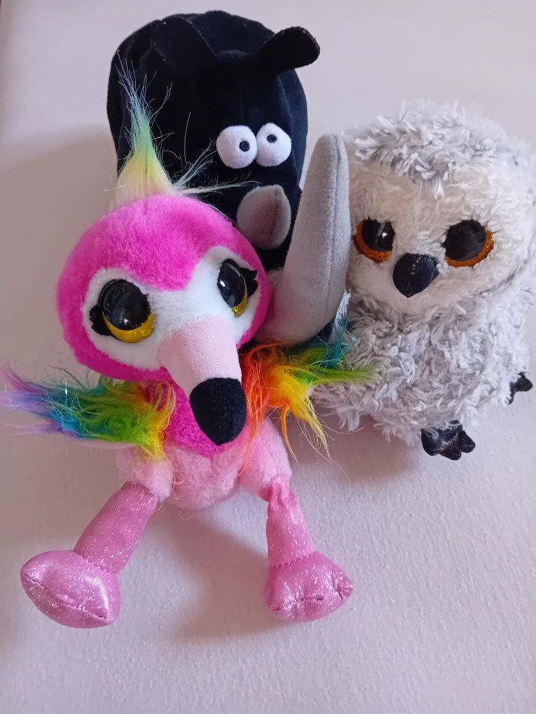 Peluches de olhos brilhantes e outro