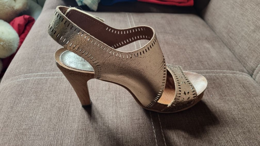Buty damskie, rozmiar 38 (25 cm), na obcasie, złote