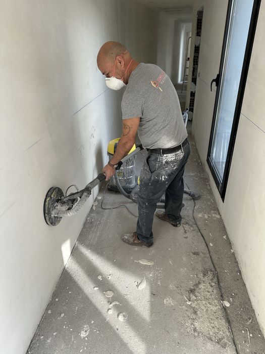 Faco trabalhos de trolha e pintura