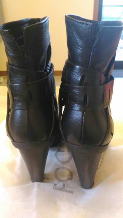 Botins pretos em pele, marca Entrepés, Tam 36.