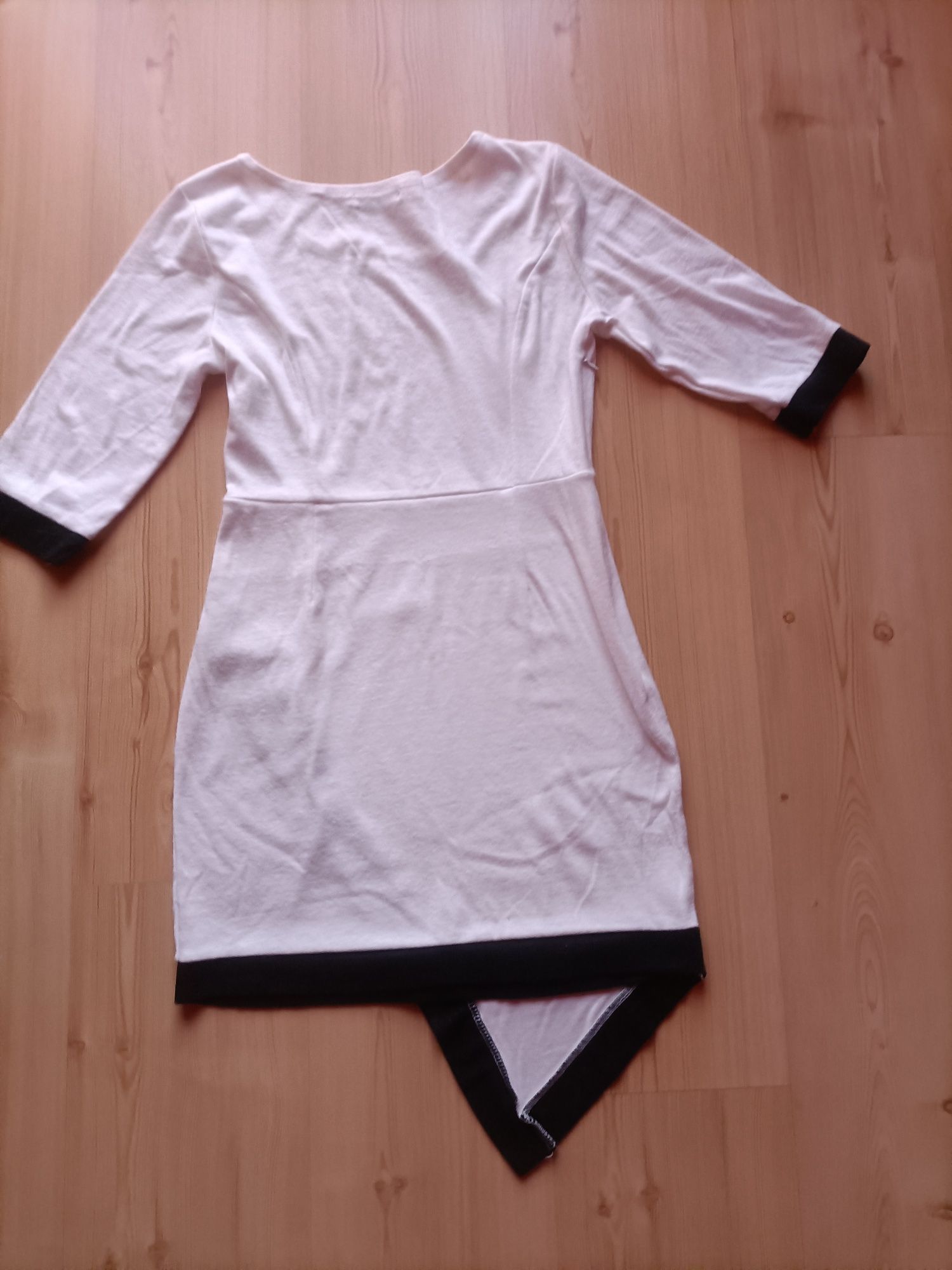Sukienka biało -kremowa