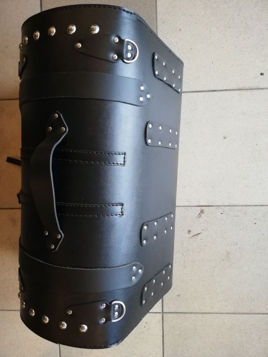 Kufer skórzany 53 cm szerokości.