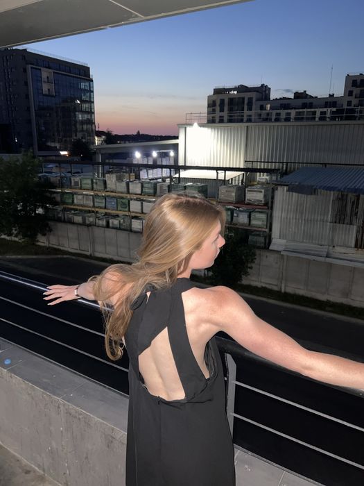 вечірнє коктейльне плаття чорне з вікритою спиною