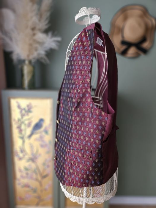 Burgundowa Kamizelka damska Retro Bordowa w Listki/Krople Złote Guziki