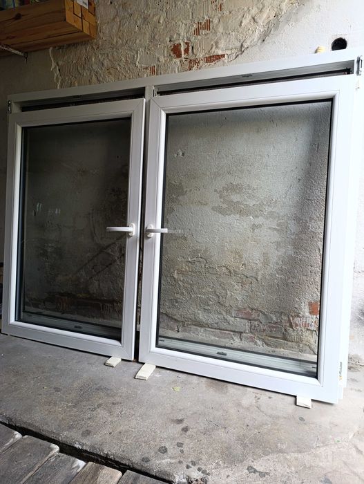 Okno dwuskrzydłowe 136x188 z demontażu w kolorze ciemny orzech.