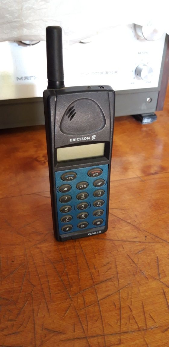 Мобильный телефон Ericsson.