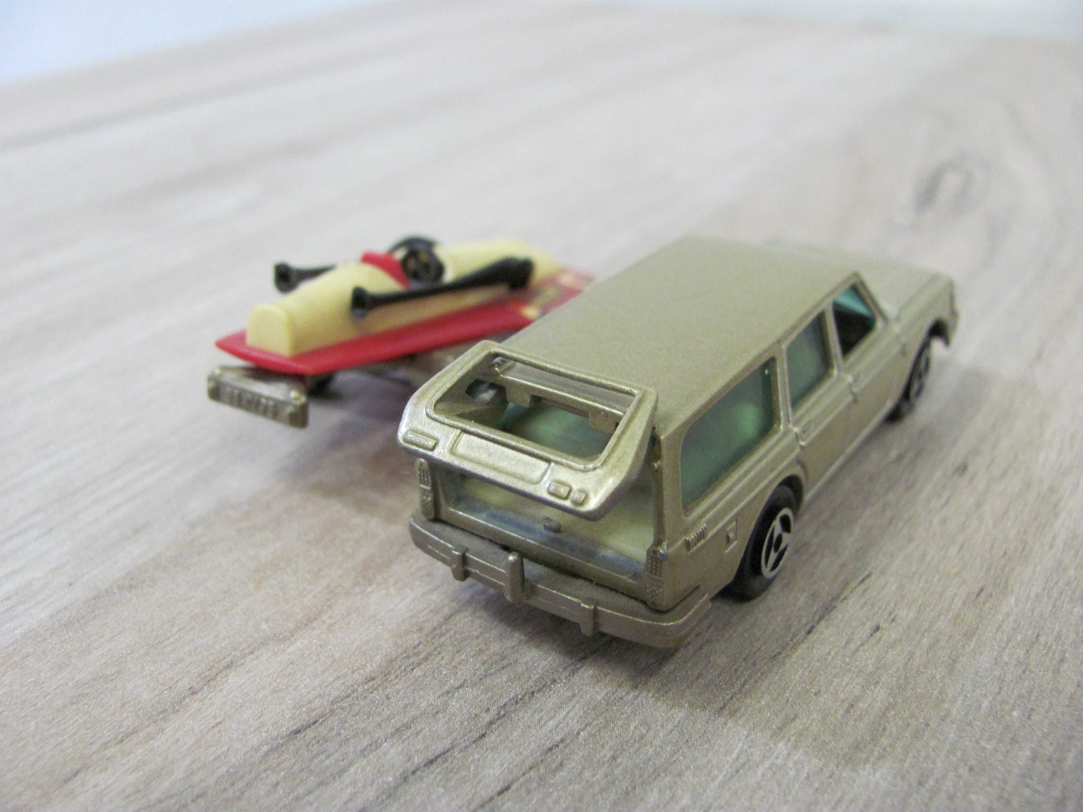 Model Auta VOLVO 245 DL Przyczepka motorówka 1975r MAJORETTE 220  1:60