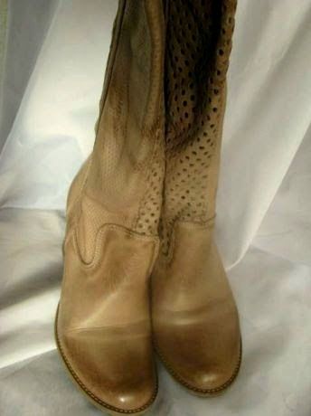 Botas lindas camel em pele manchada com furinhos