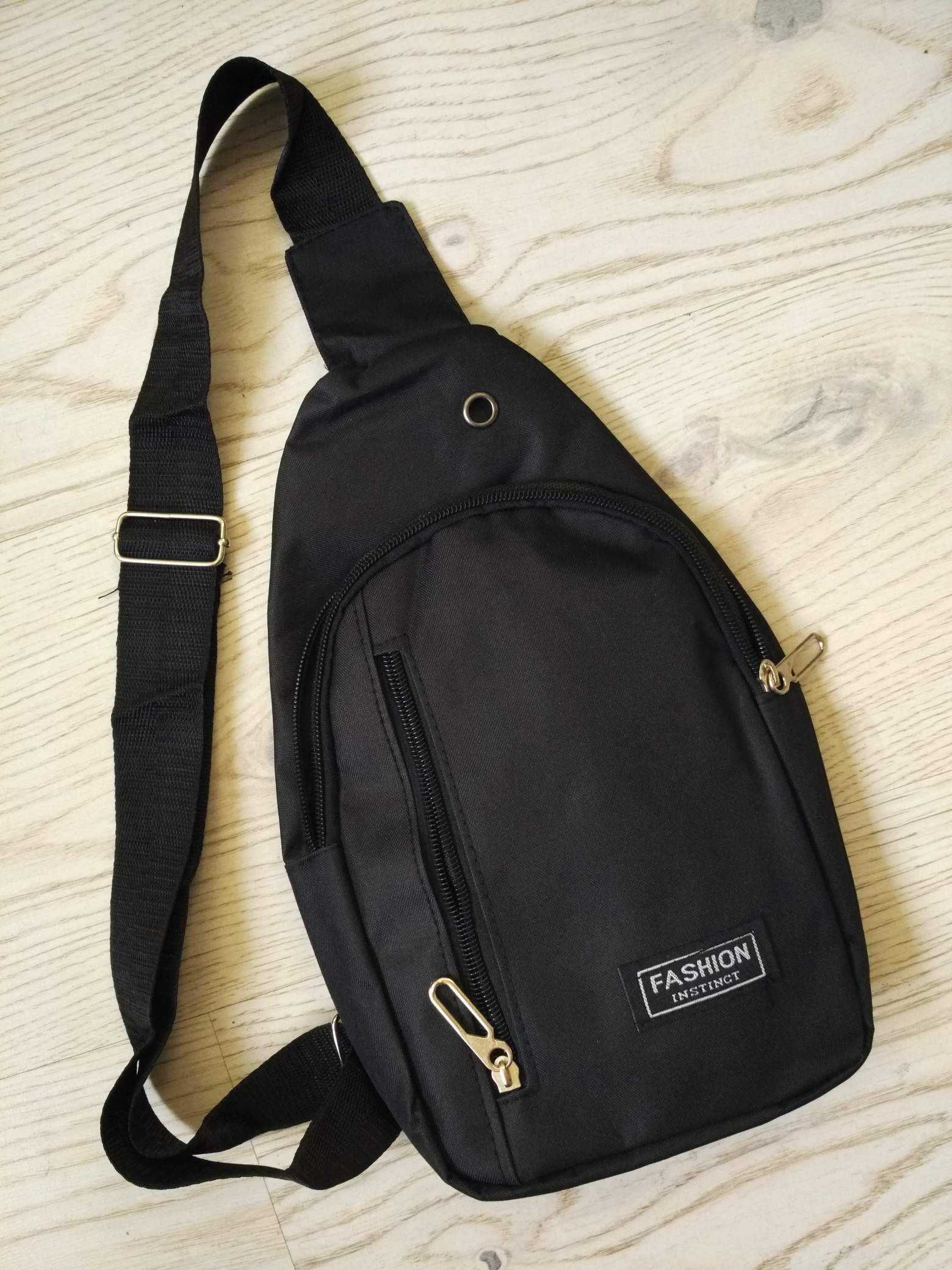 Mini plecak czarny plecaczek na jedno ramie z wyjsciem na sluchawki