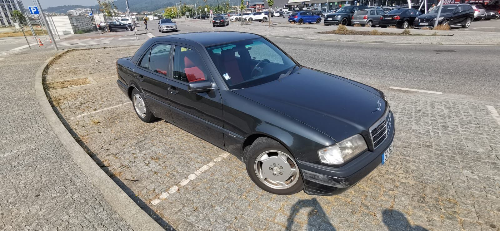 Mercedes C200, em bom estado.