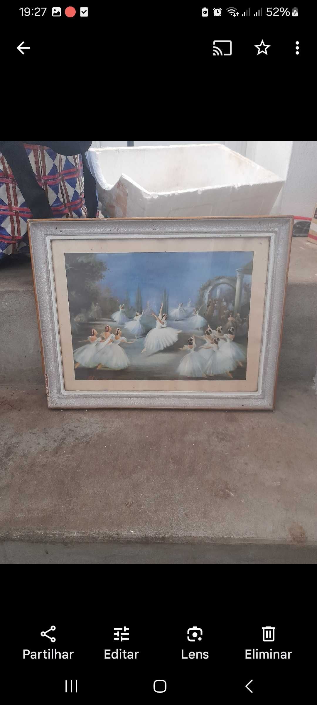Vendo vários quadros antigos