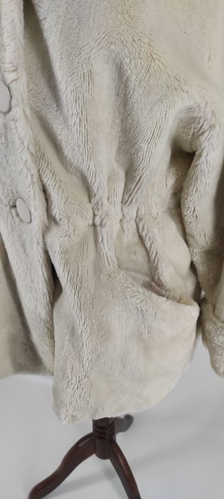 Futro damskie w kolorze ecru z kapturem zima