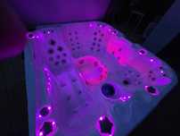 Jacuzzi ogrodowe na zewnątrz z hydromasażem