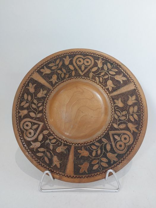 Drewniany talerz ozdobny z mosiądzem