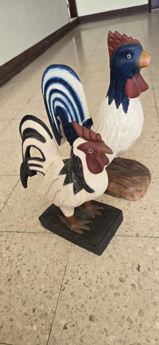 2 Galos antigos em madeira