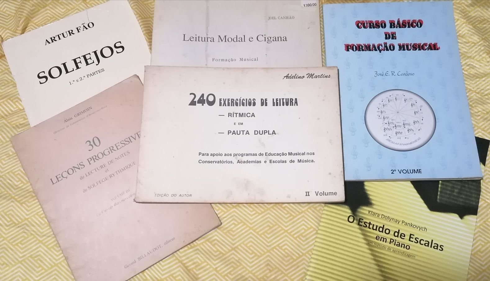 Livros de partituras e pautas de Música para piano, órgão, formação e