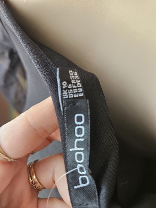 Nowa, czarna sukienka damska  Boohoo z transparentnymi rękawami – e