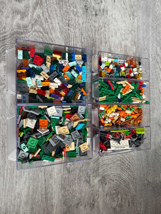 Organizer z szufladkami wypełniony oryginalnymi elementami LEGO