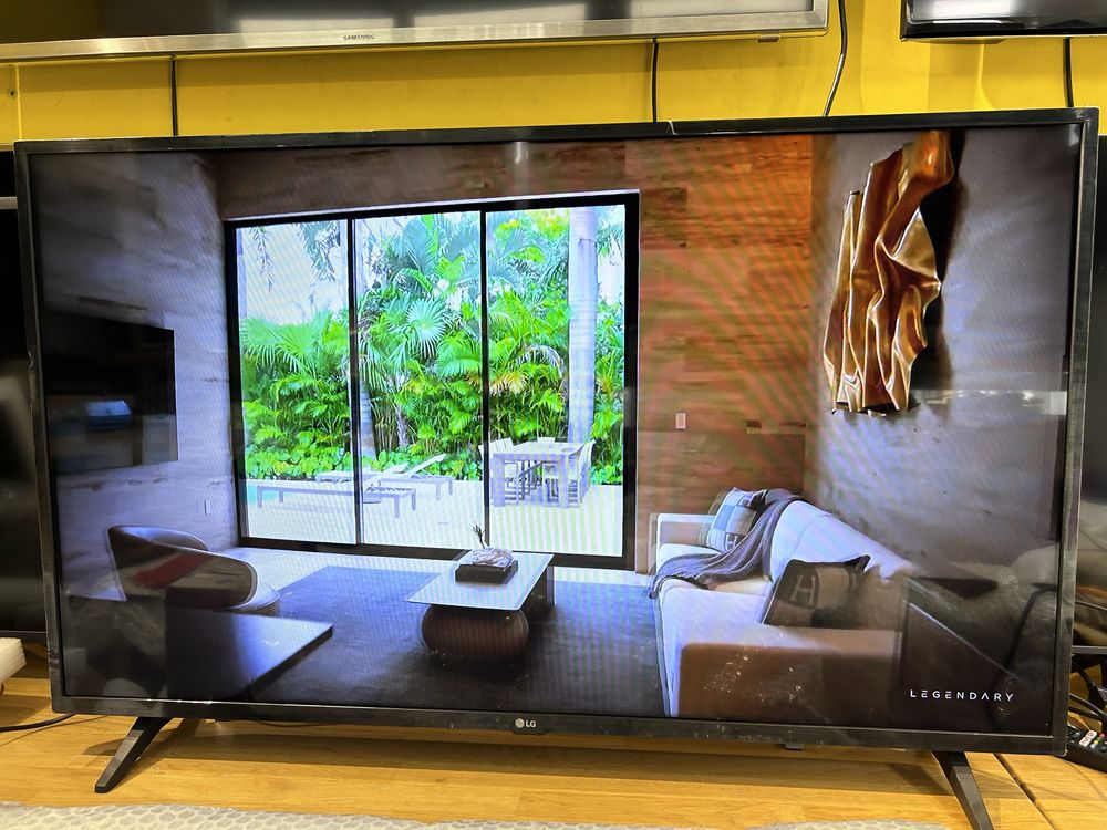LG 32” 32LM6300, Smart TV, WiFi.