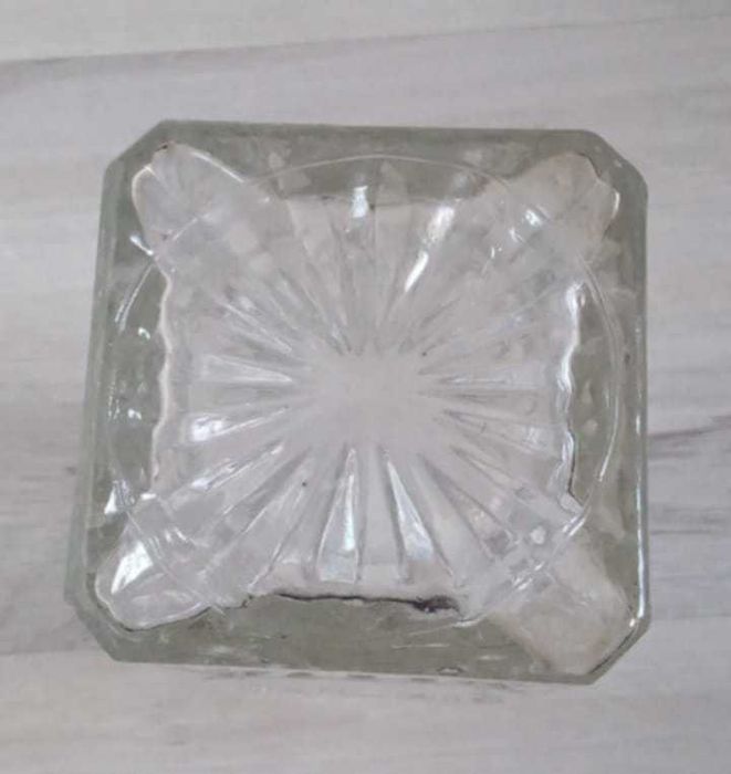 Szklana karafka z korkiem