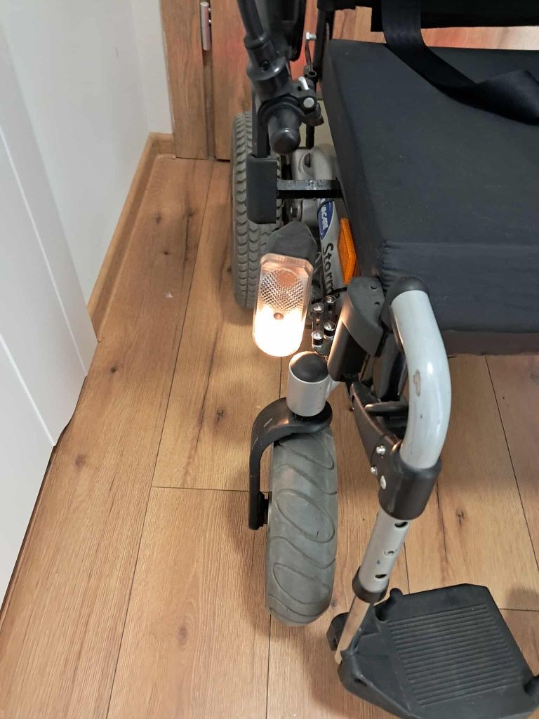 Wózek inwalidzki o napędzie elektrycznym invacare