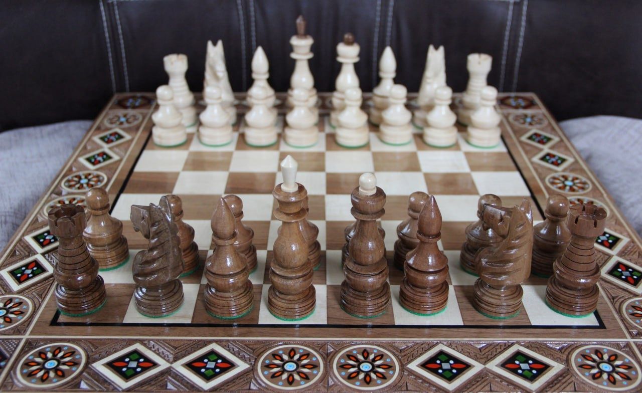 Екслюзивний набір 3 в 1,шахи,шашки,нарди,ручна різьба з інкрустацією