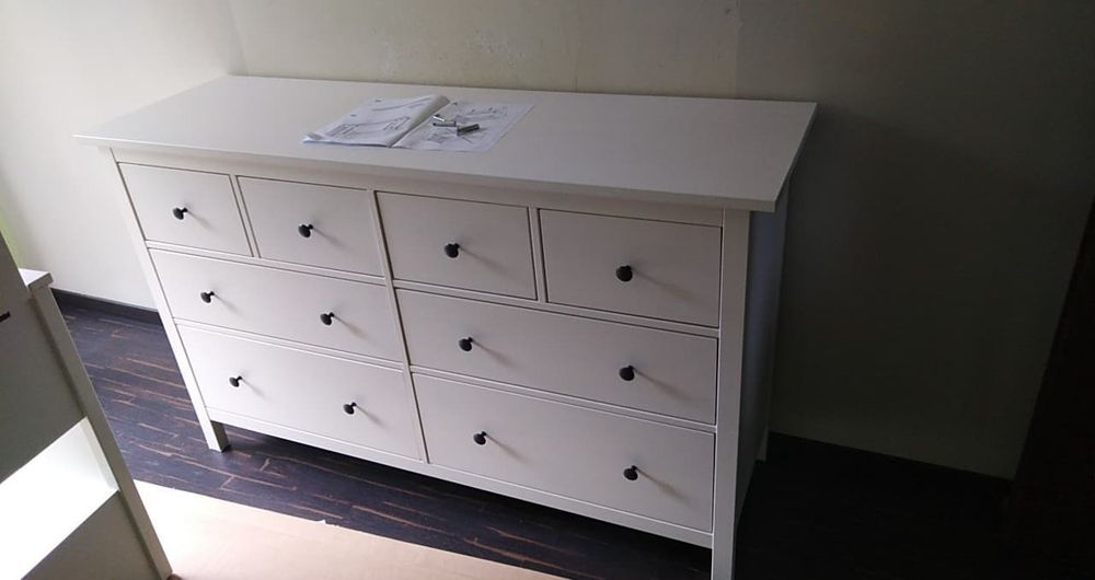 Składanie mebli z paczek