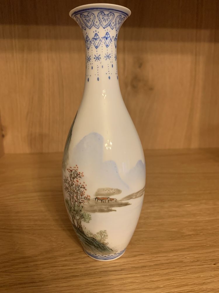 Jarra solitário em porcelana casca de ovo, pintada à mao. Casca d’ovo