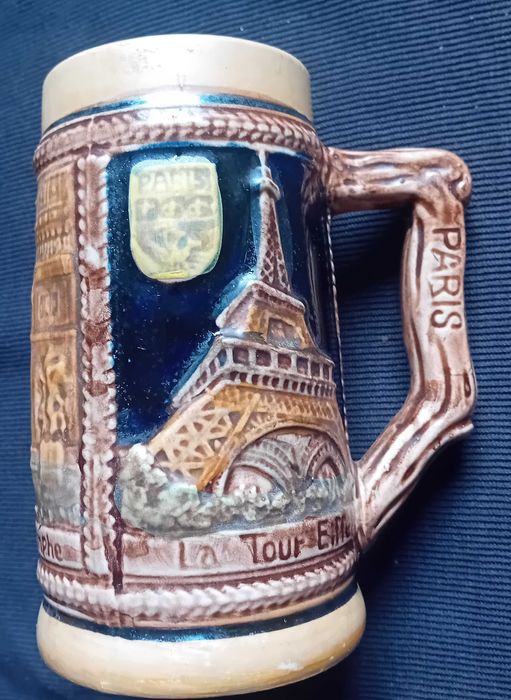 Ceramiczny kufel = pamiątka z Paryża. Majolika, około połowy XX w.