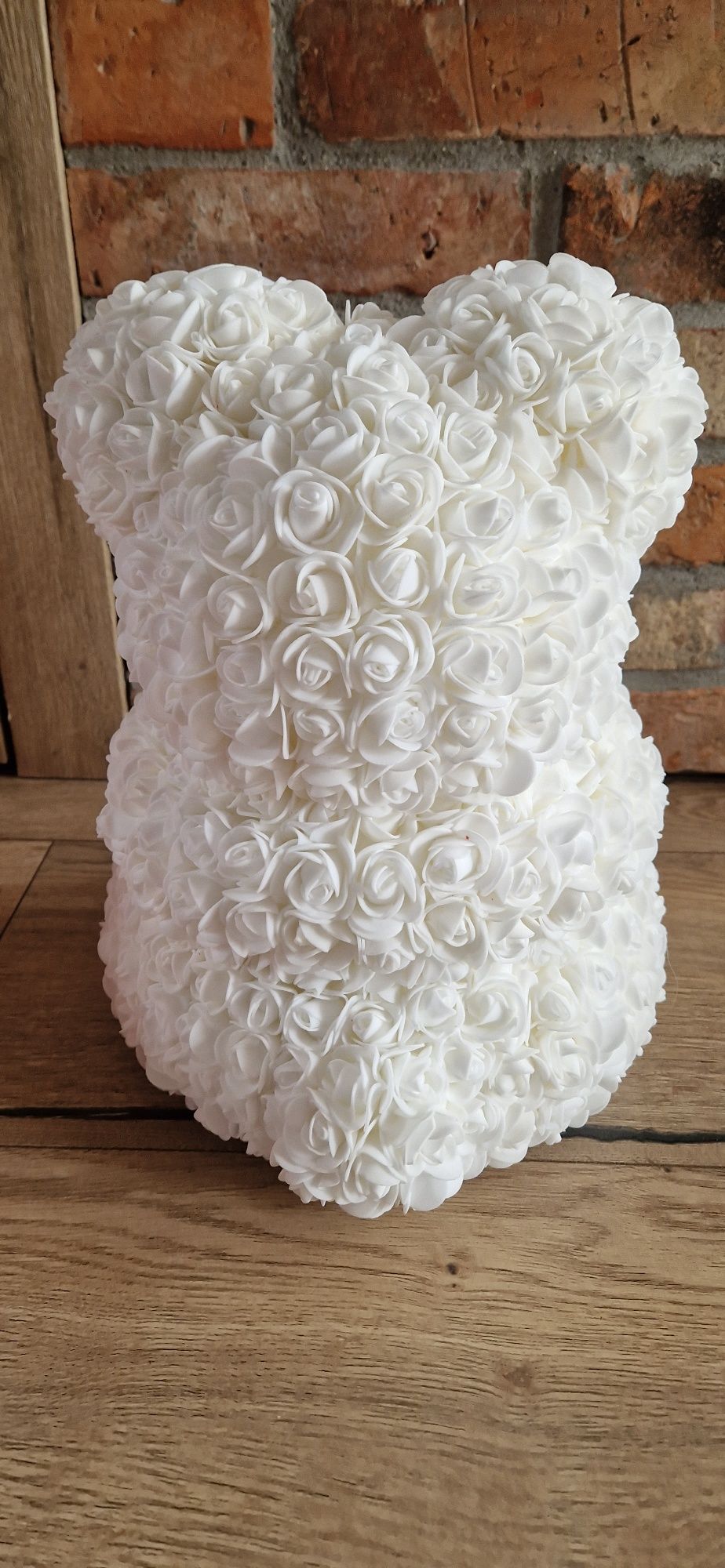 Rose Bear Miś z Róż biały z czerwonym sercem