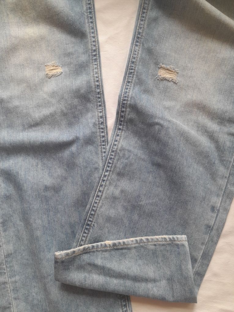 H&M Новые фирменные стильные летние гооубые джинсы с потертостями