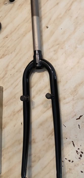 Widelec sztywny 28" gwint 25,4