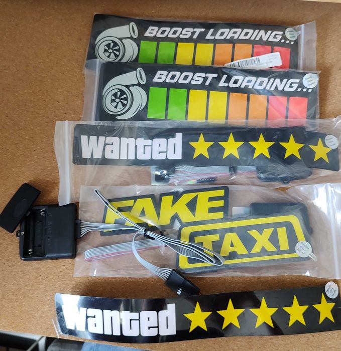 Świecące naklejki LED na szybę samochodową Fake Taxim Wanted, Boost