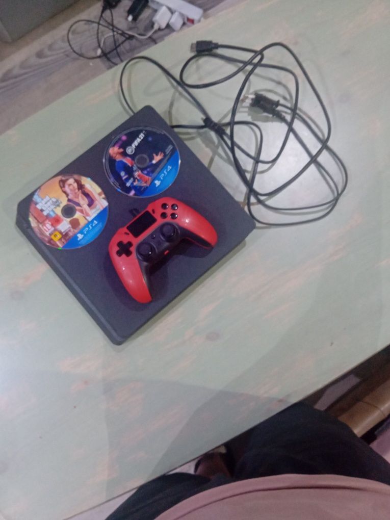 Ps4 z dodatkowo dokupionym padem w gratisie dozucam GTA V i FIFE 21