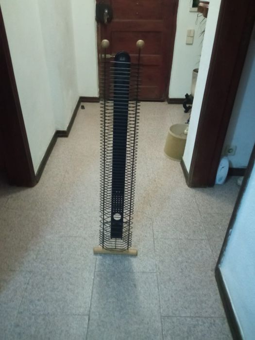 Torre de CDs em excelente estado