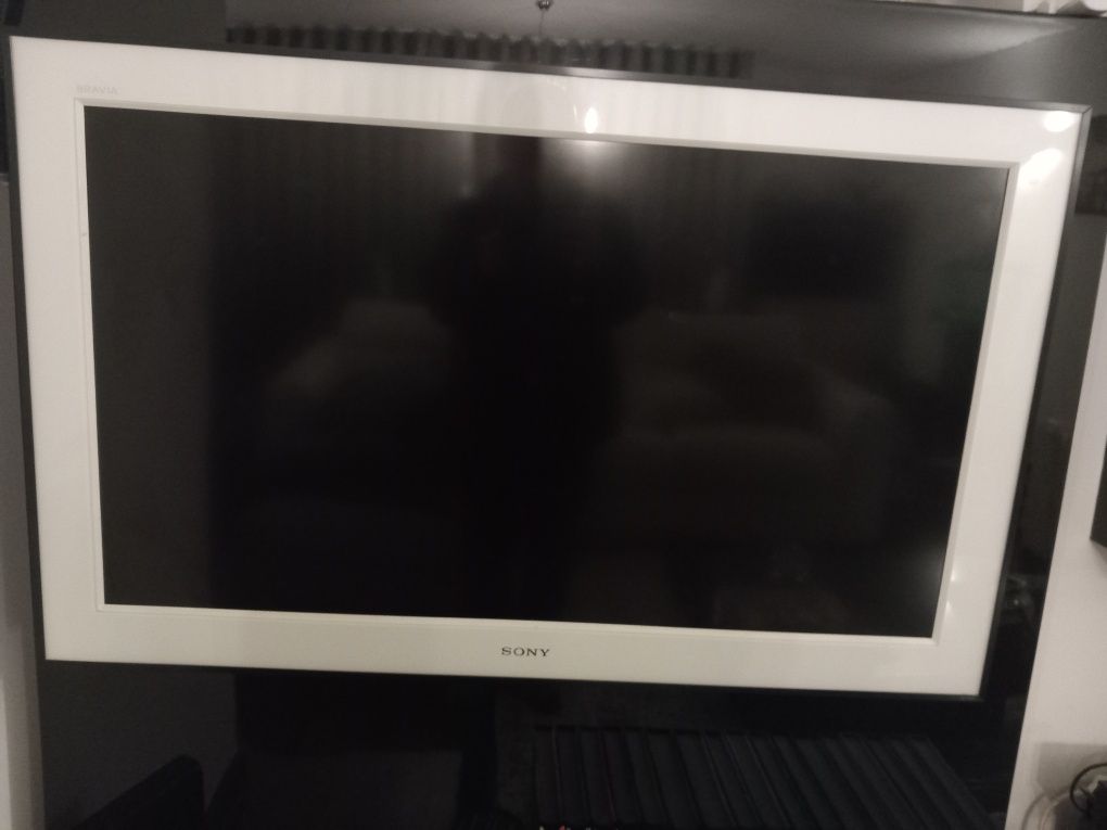 TV SONY 43' com moldura em branc