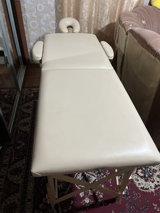 Кожаный массажный стол