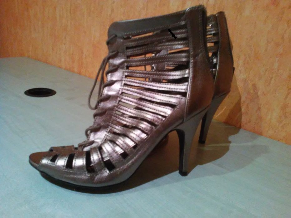 buty sandały srebrne- gladiatorki, rzymianki, szpilki, tył-zamek