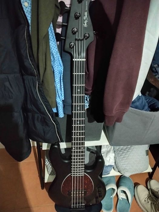Baixo elétrico 5 cordas com amplificador